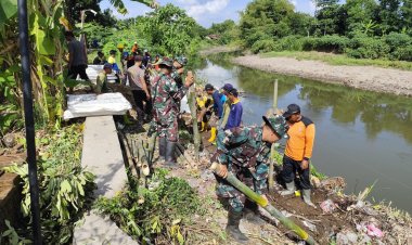 Semangat Gotong Royong, Koramil 20/Cawas Bersama Warga Dan BBWS Perbaiki Tanggul Sungai Dengkeng